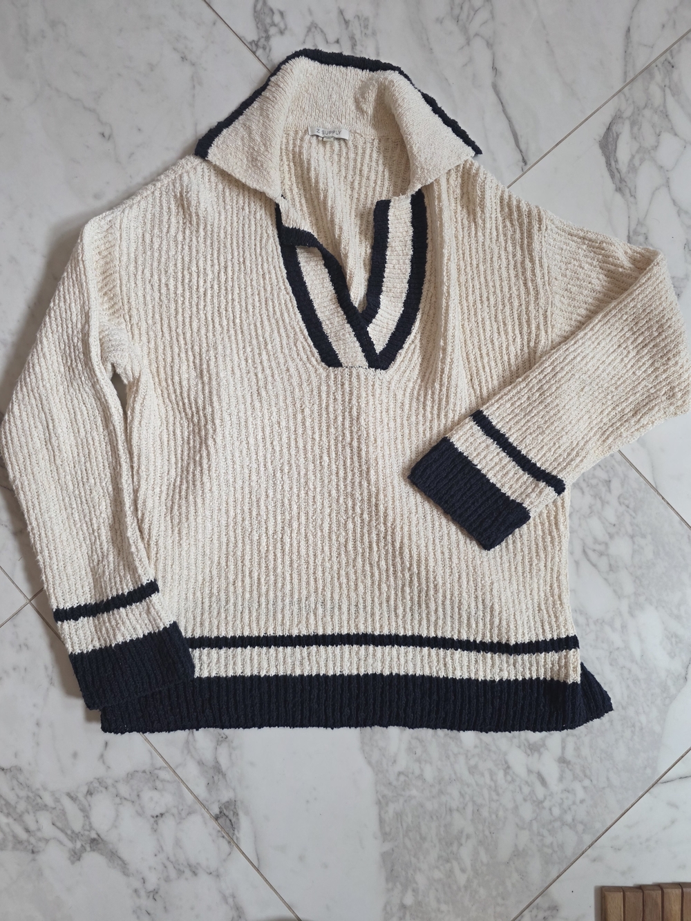 Z Supply Cream and Navy V‑Neck Pullover Sweater